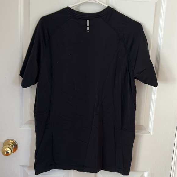 Old Navy Active. (M) Men’s running, biking, workout shirt. Vented. Like New - Picture 2 of 5